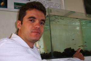 Rafael Grossi Botelho no Laboratório de Ecotoxicologia do Cena/USP