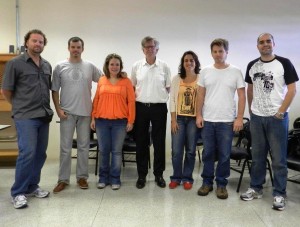 Professor Theo Beckers, ao centro, com parte da turma